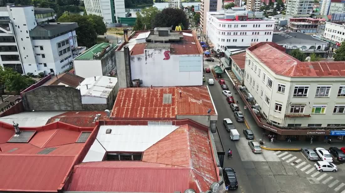 Vista aérea del edificio de Lumina Dent en Valdivia